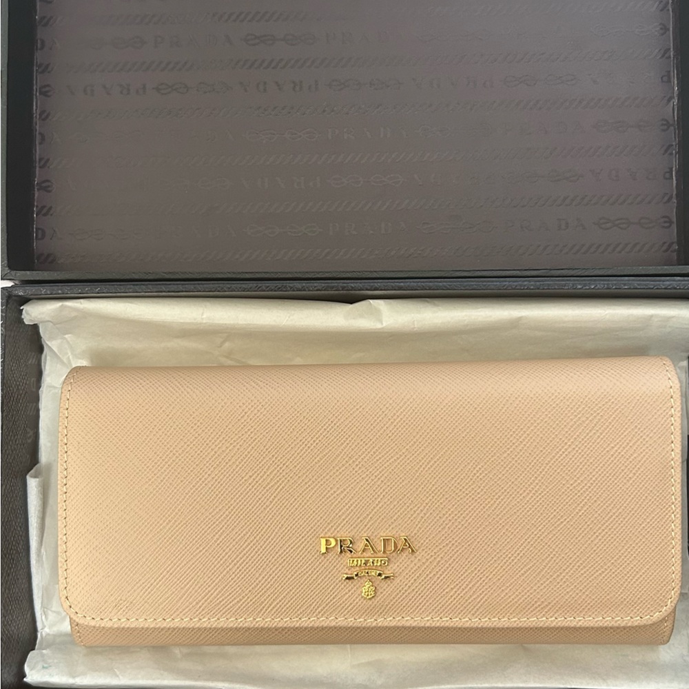 BRAND NEW Prada wallet purse ! Never ever used with box
